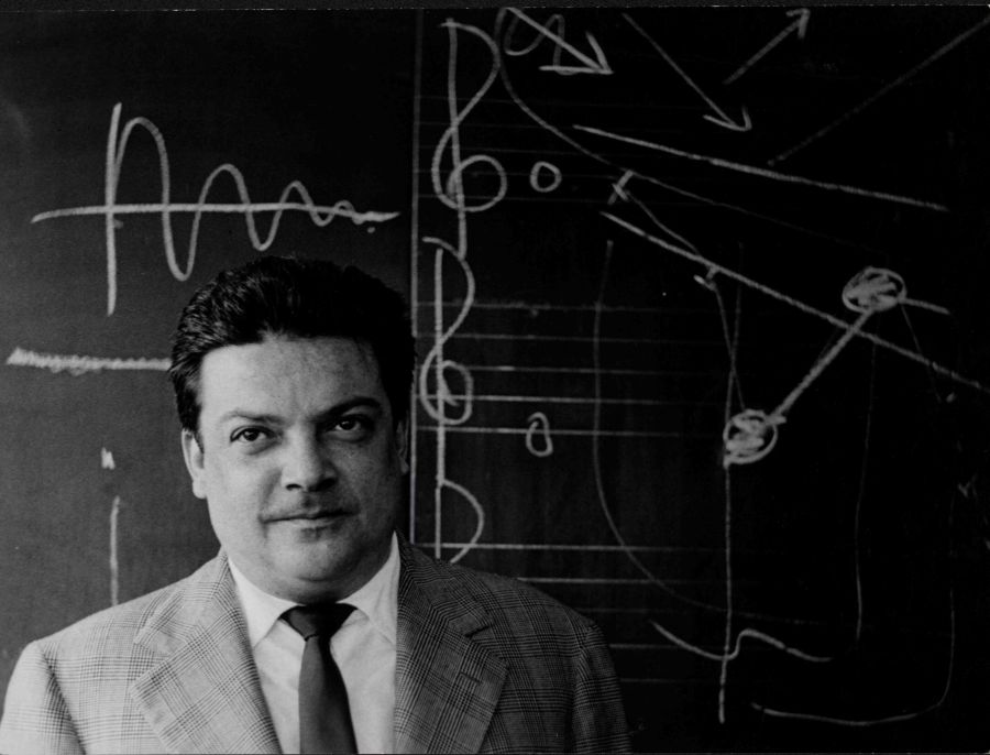 bruno maderna davanti una lavagna